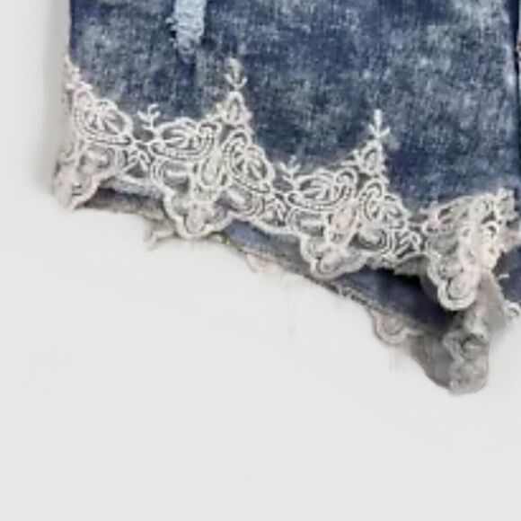 Almost Famous Shorts Juniors 9 Distressing Lace Embroidered Measures W30 - Picture 5 of 7